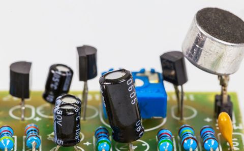 無功補(bǔ)償電容器漏油，可以繼續(xù)使用嗎？